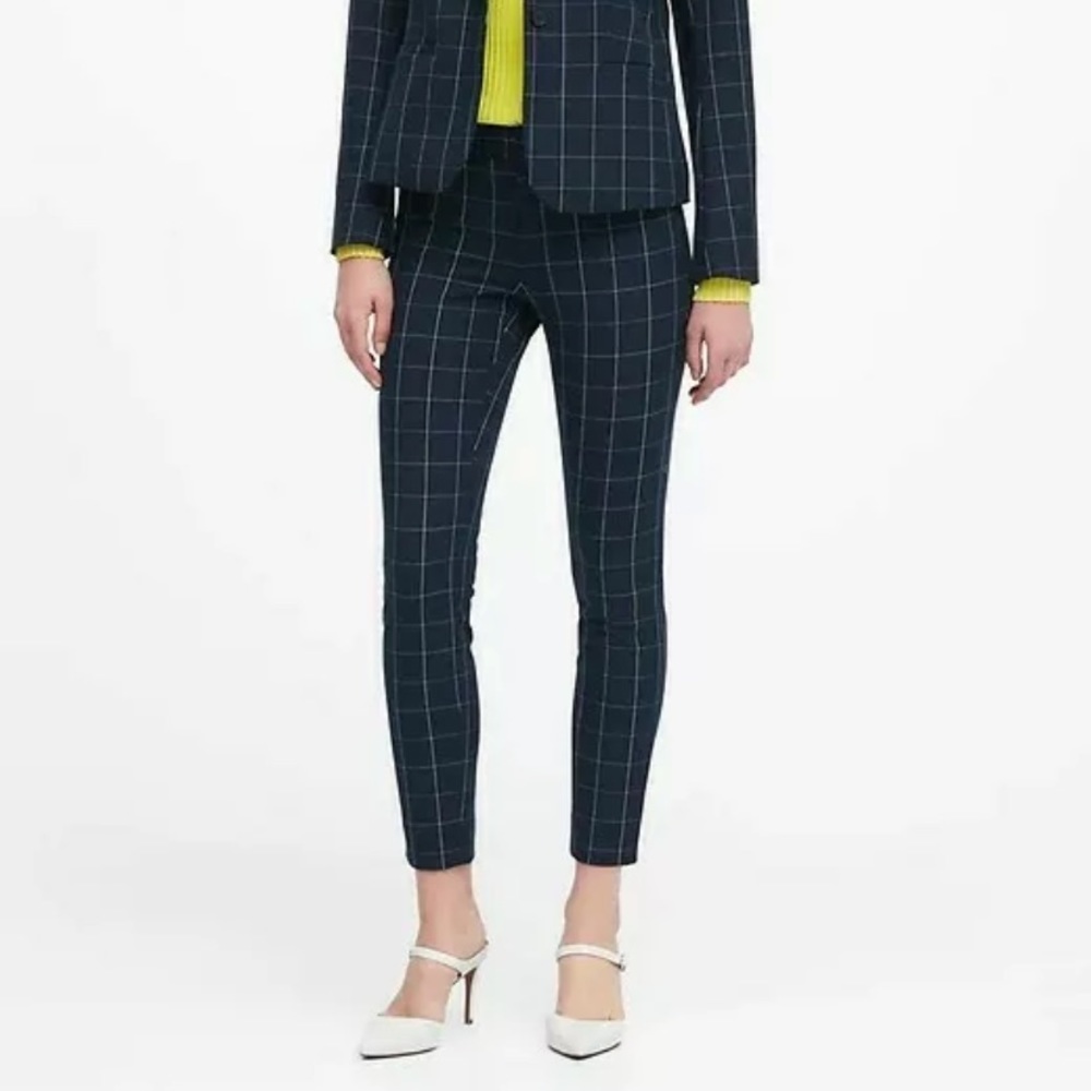 ISO Banana Republic bi-stretch pants size 2 or 4